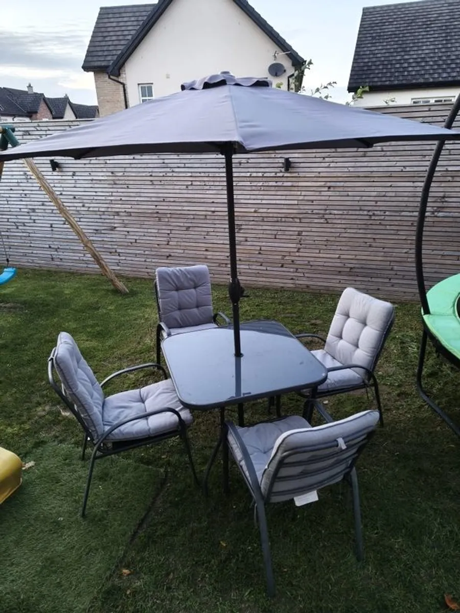 Garden table and chairs - Image 1