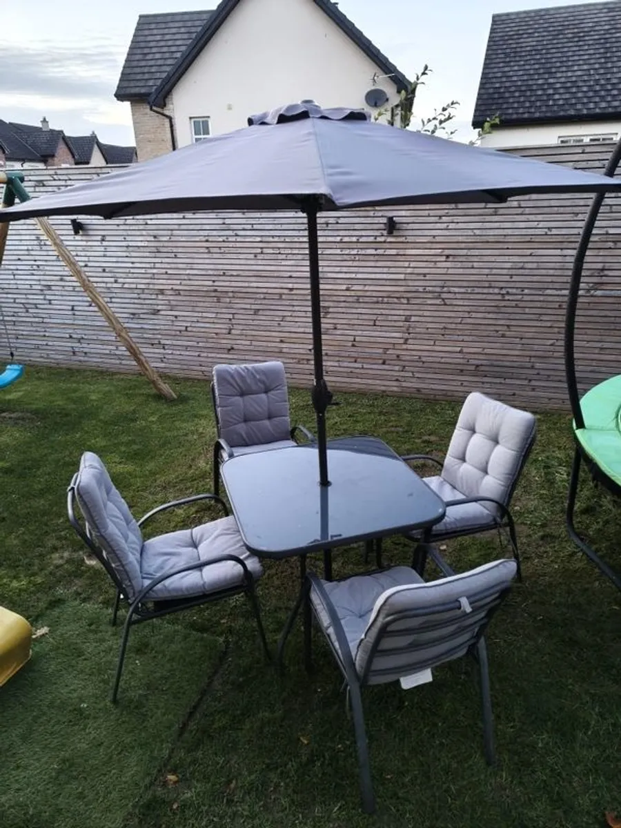 Garden table and chairs - Image 2