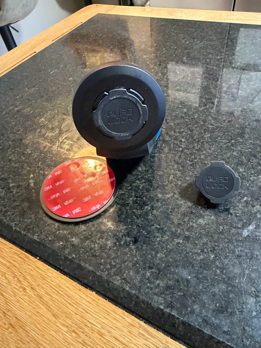 Quad lock charging mount - Image 1