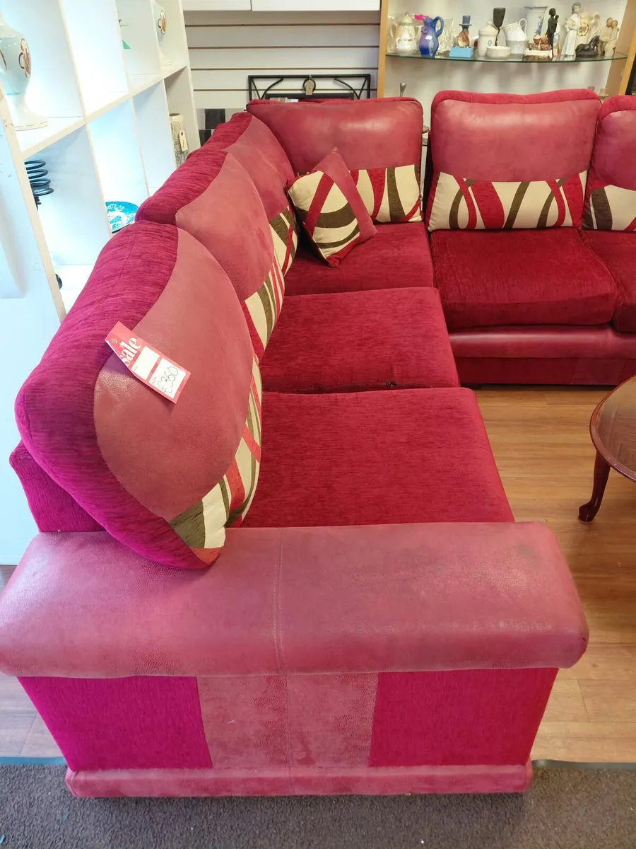 RED L- SHAPED CORNER COUCH - Image 1