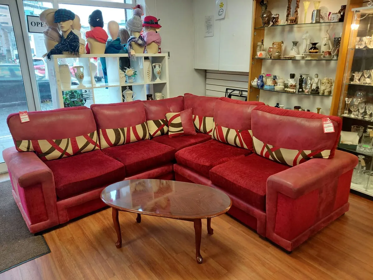 RED L- SHAPED CORNER COUCH - Image 3