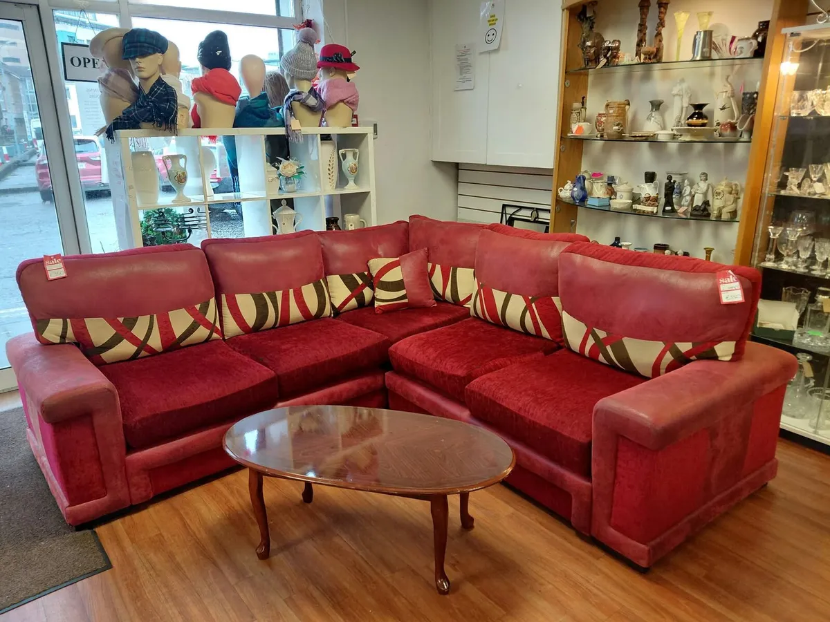 RED L- SHAPED CORNER COUCH - Image 4