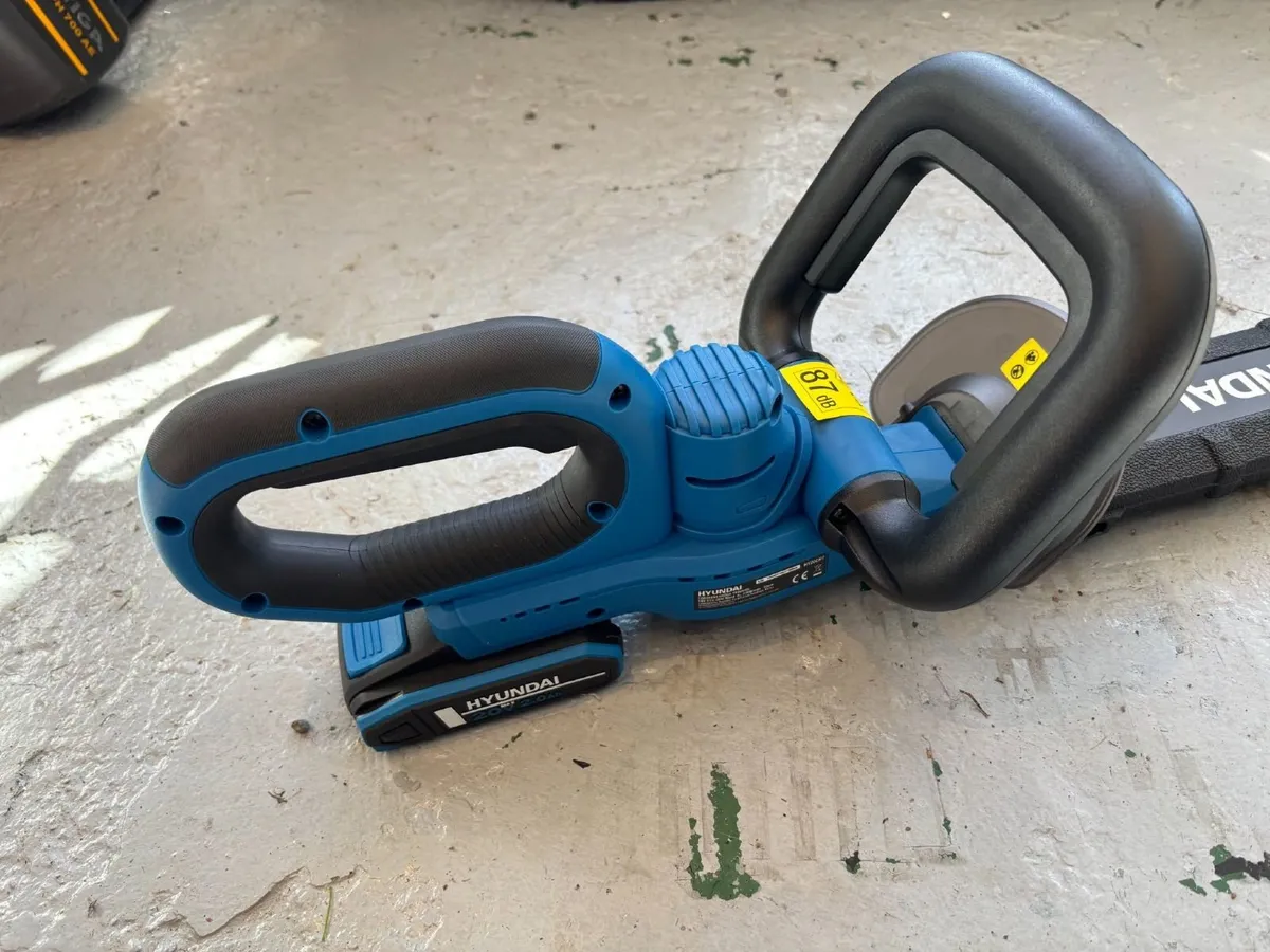 HYUNDAI BATTERY HEDGETRIMMER - FOR SALE