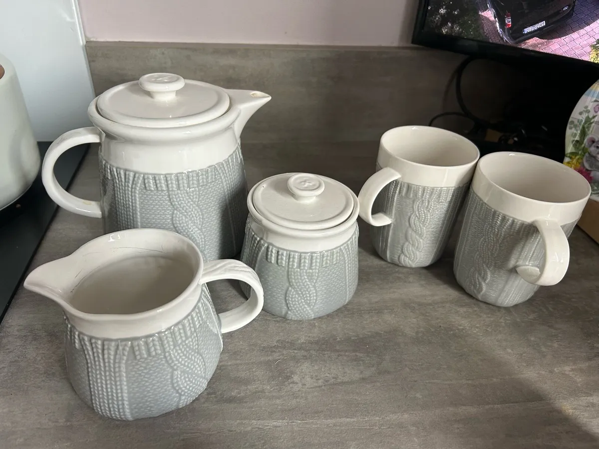 Teapot milk jug sugar bowl 2 cups - Image 1