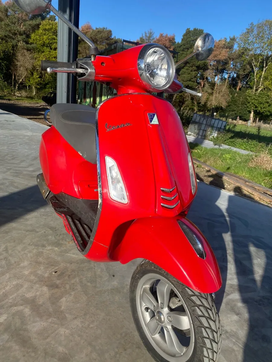 Vespa scooter - Image 1