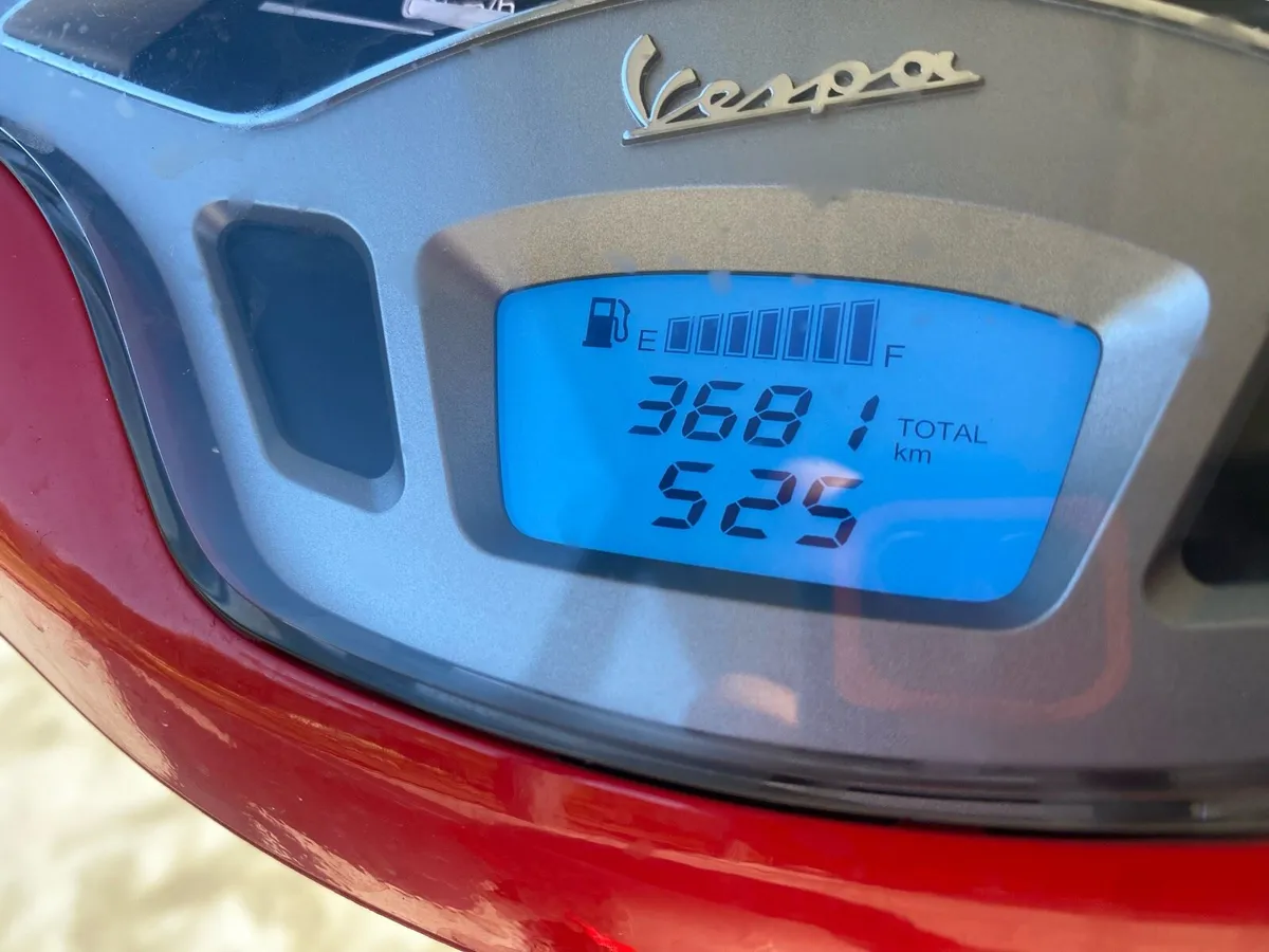 Vespa scooter - Image 2