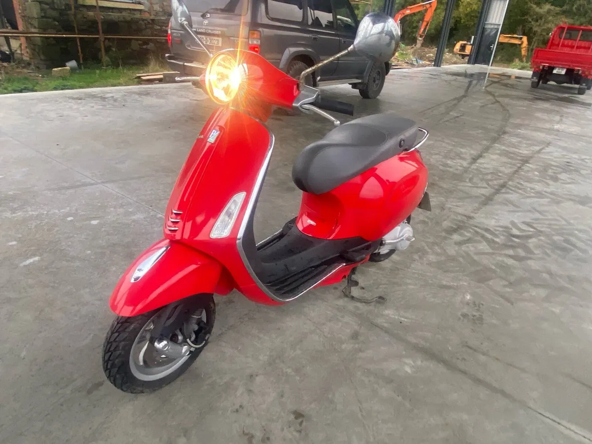 Vespa scooter - Image 4