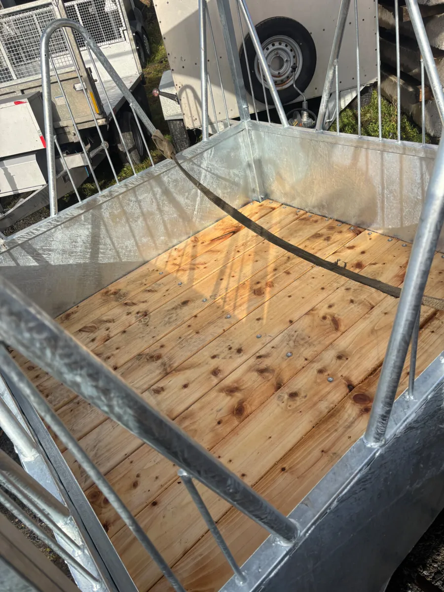 roofed horse feeders - Image 4