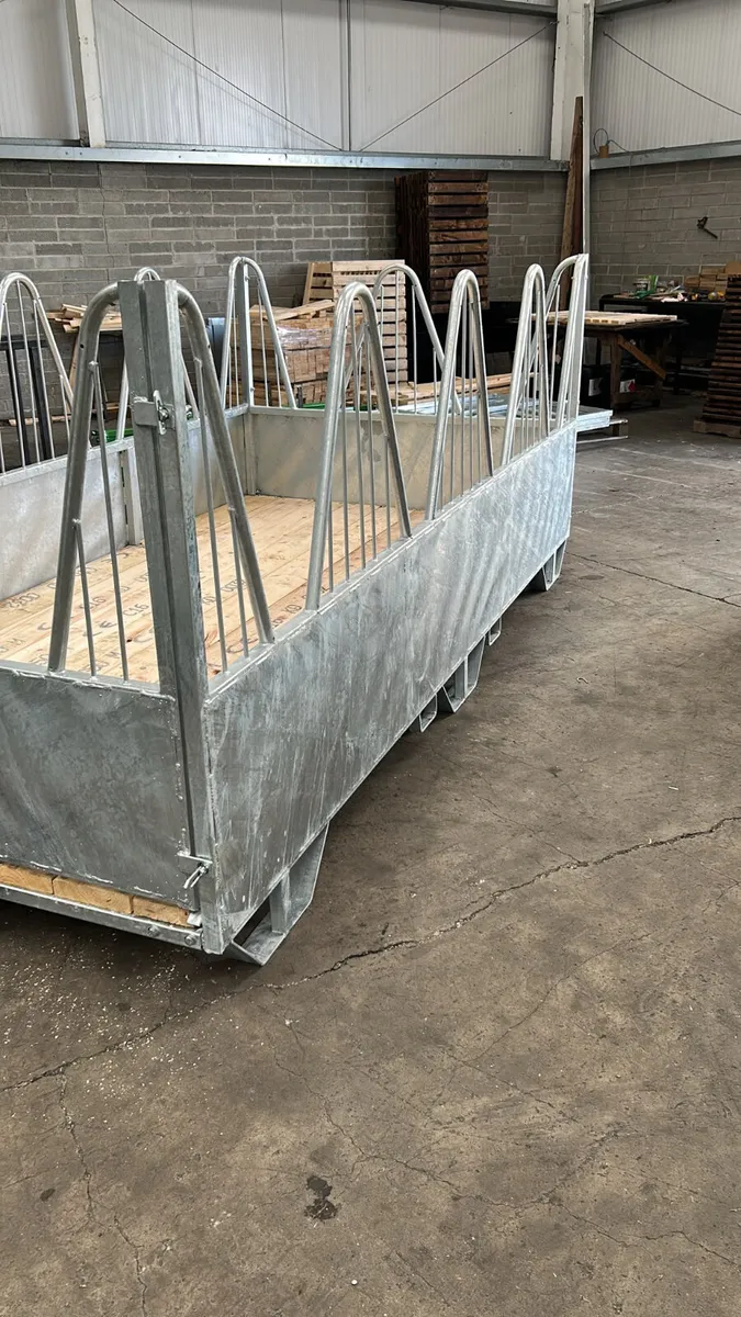 roofed horse feeders - Image 3