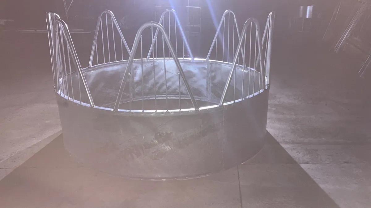 roofed horse feeders - Image 2