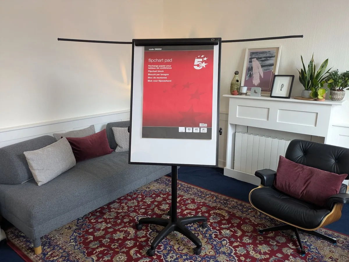 Heavy Duty Mobile Flipchart / Whiteboard Easel - Image 2