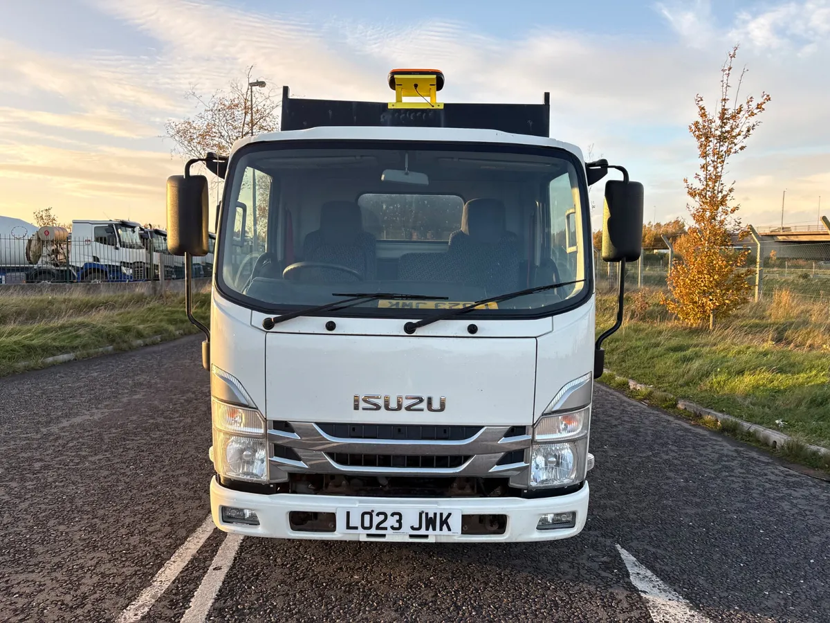 2023 Isuzu 3.5 Ton Tipper - Image 3