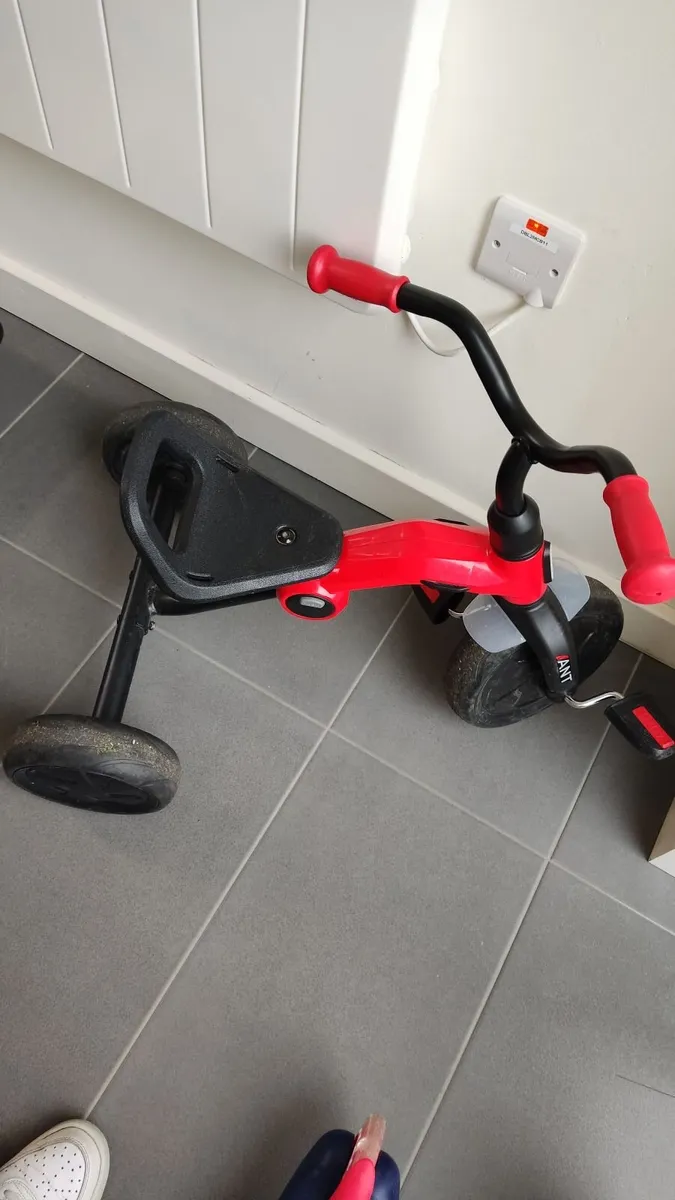 QPlay Elite Pro 2-in-1 Trike with Push Bar Black - Image 2