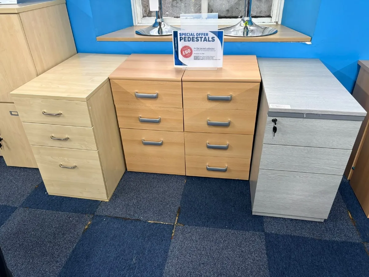 SHOWROOM OFFER - Various Pedestals - COLLECTION - Image 1