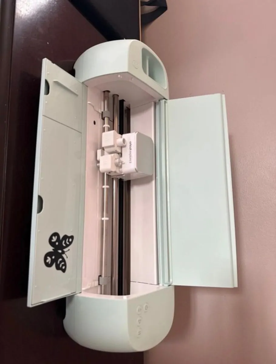 Cricut Explore 3 and tools - Image 2