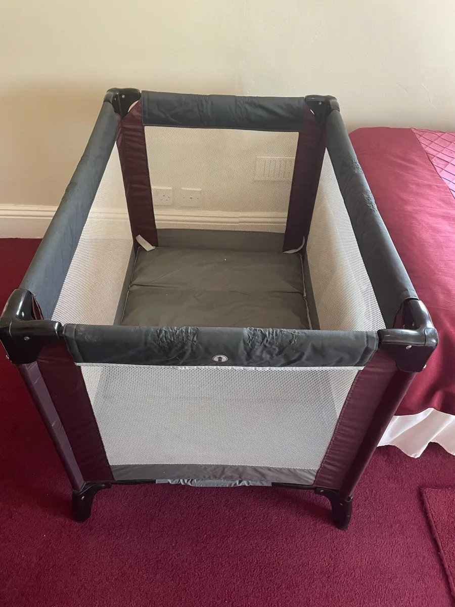 Folding travel crib - Image 1
