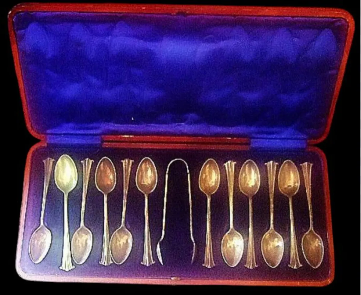 Vintage Cased 12 Teaspoon & Sugar Tongs Set - Image 1