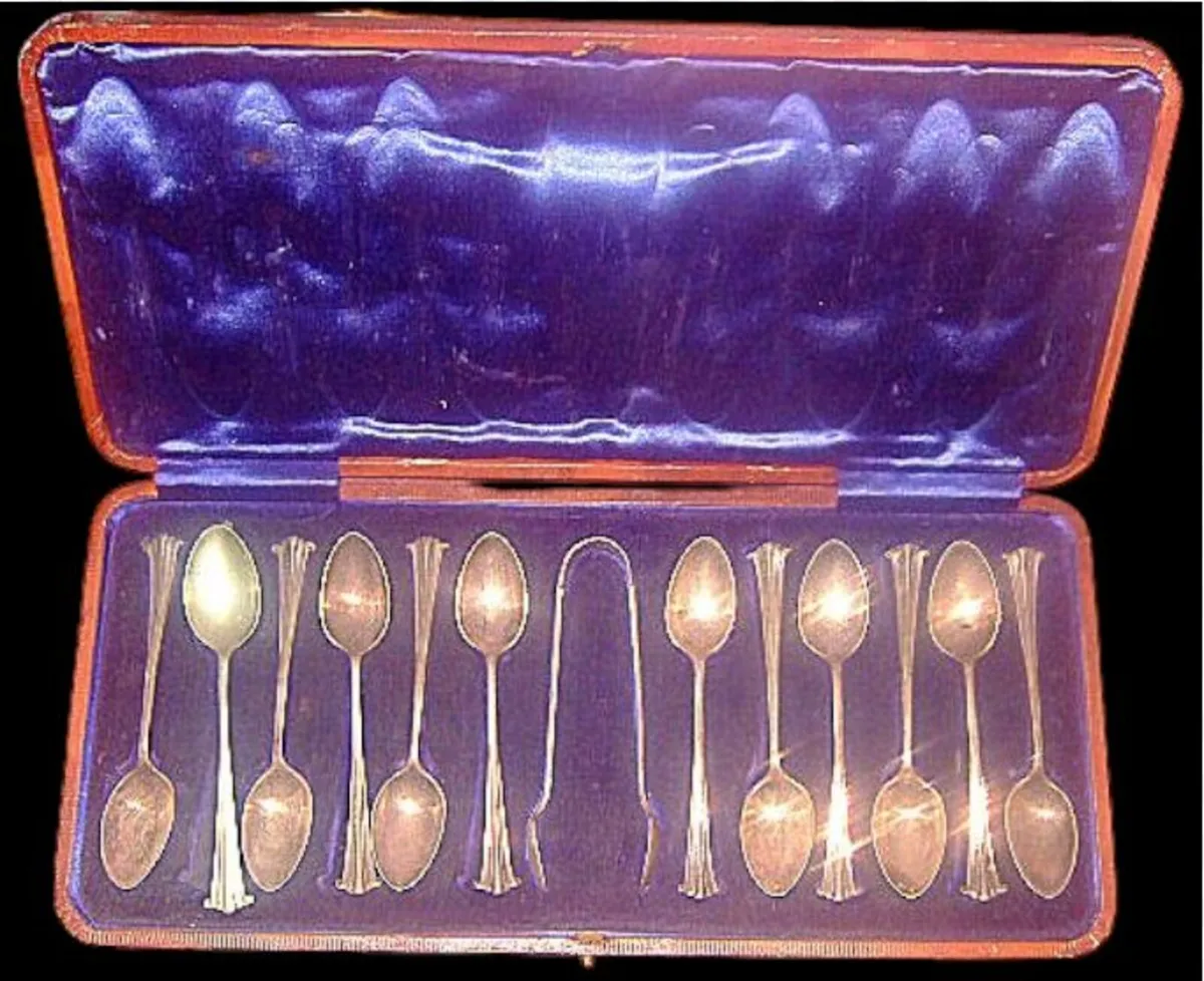 Vintage Cased 12 Teaspoon & Sugar Tongs Set - Image 2