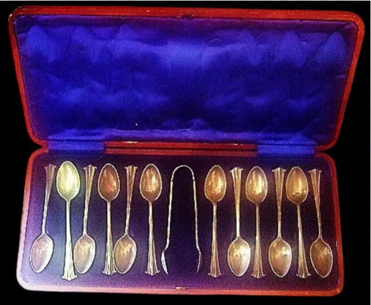Vintage Cased 12 Teaspoon & Sugar Tongs Set - Image 3