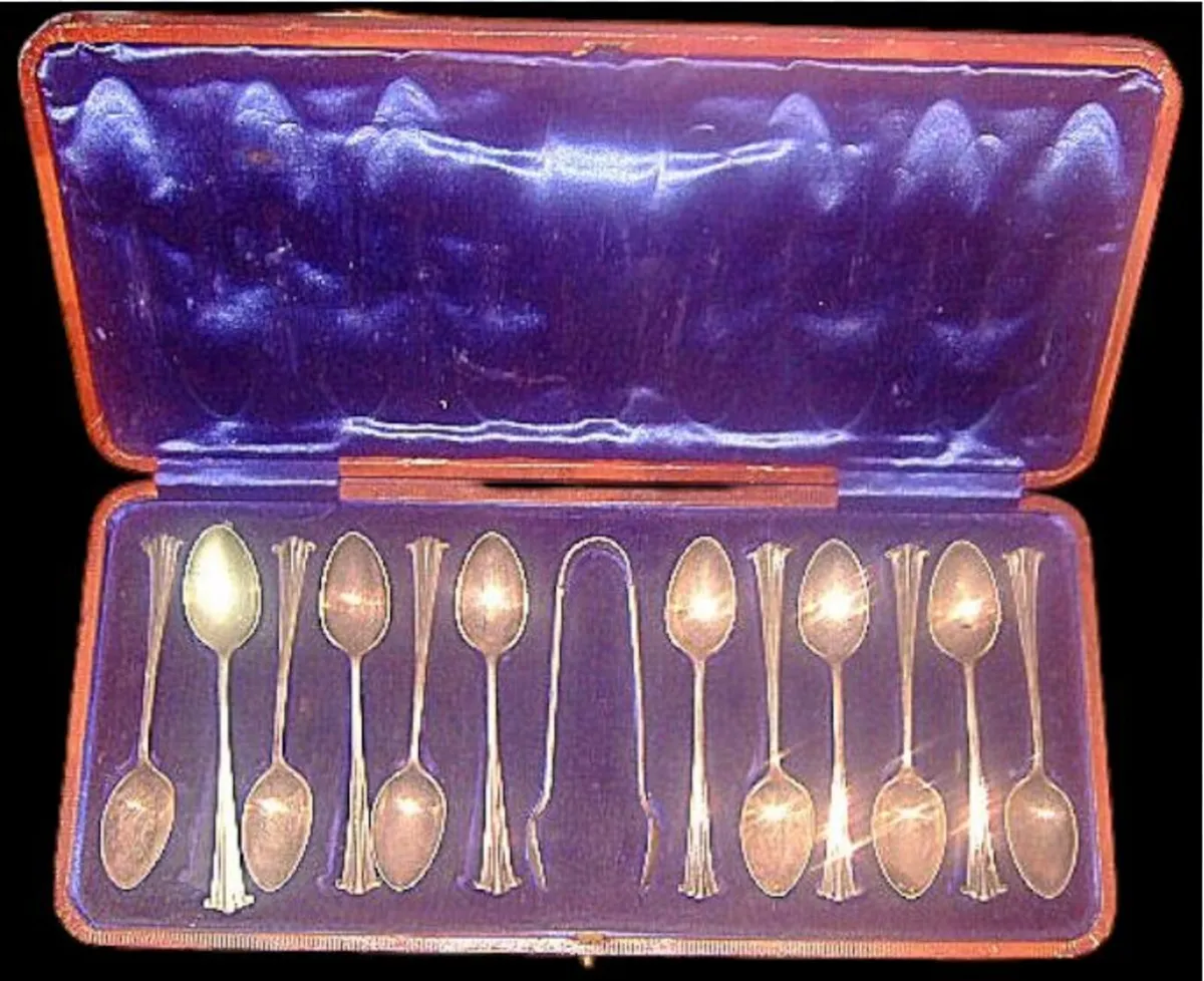 Vintage Cased 12 Teaspoon & Sugar Tongs Set - Image 4
