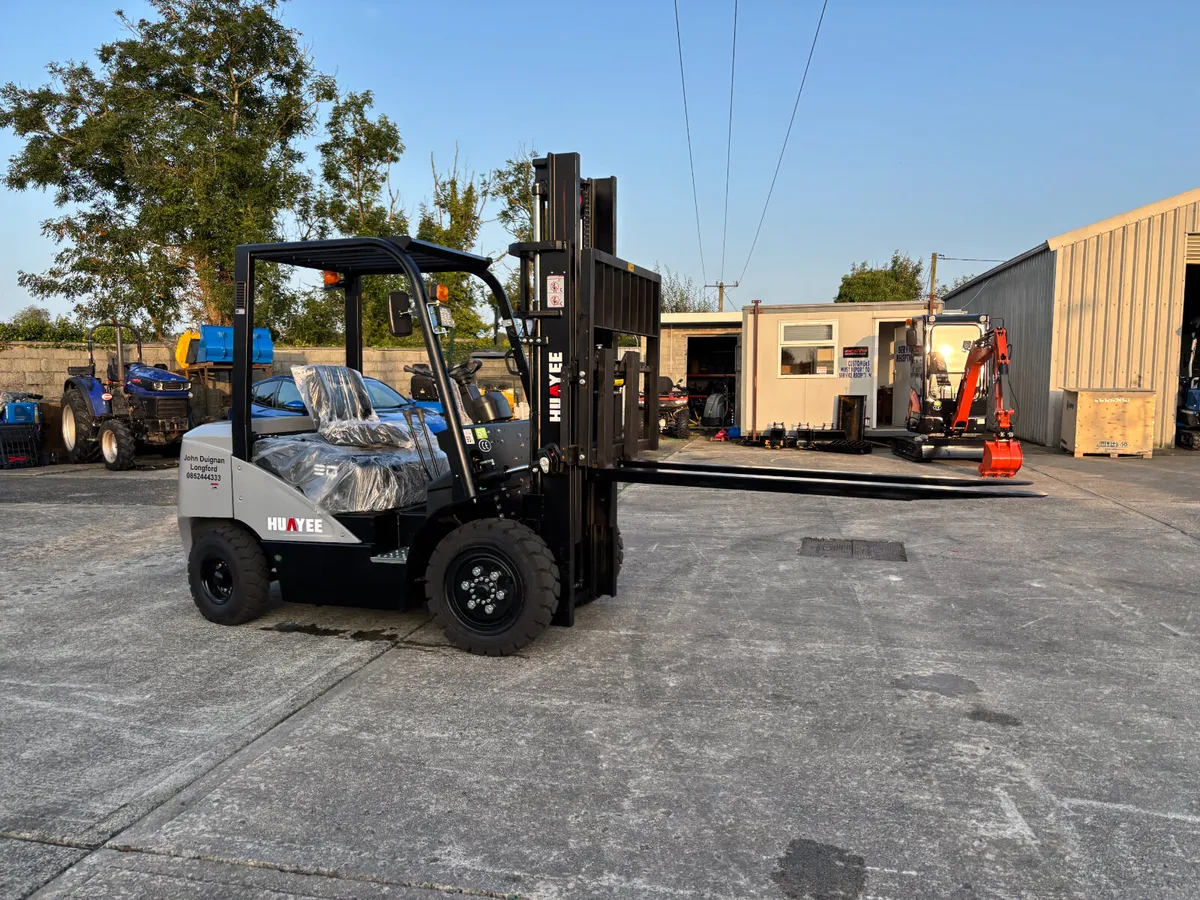 New Huayee HYP30 3 Ton Diesel 3 stage lift - Image 2