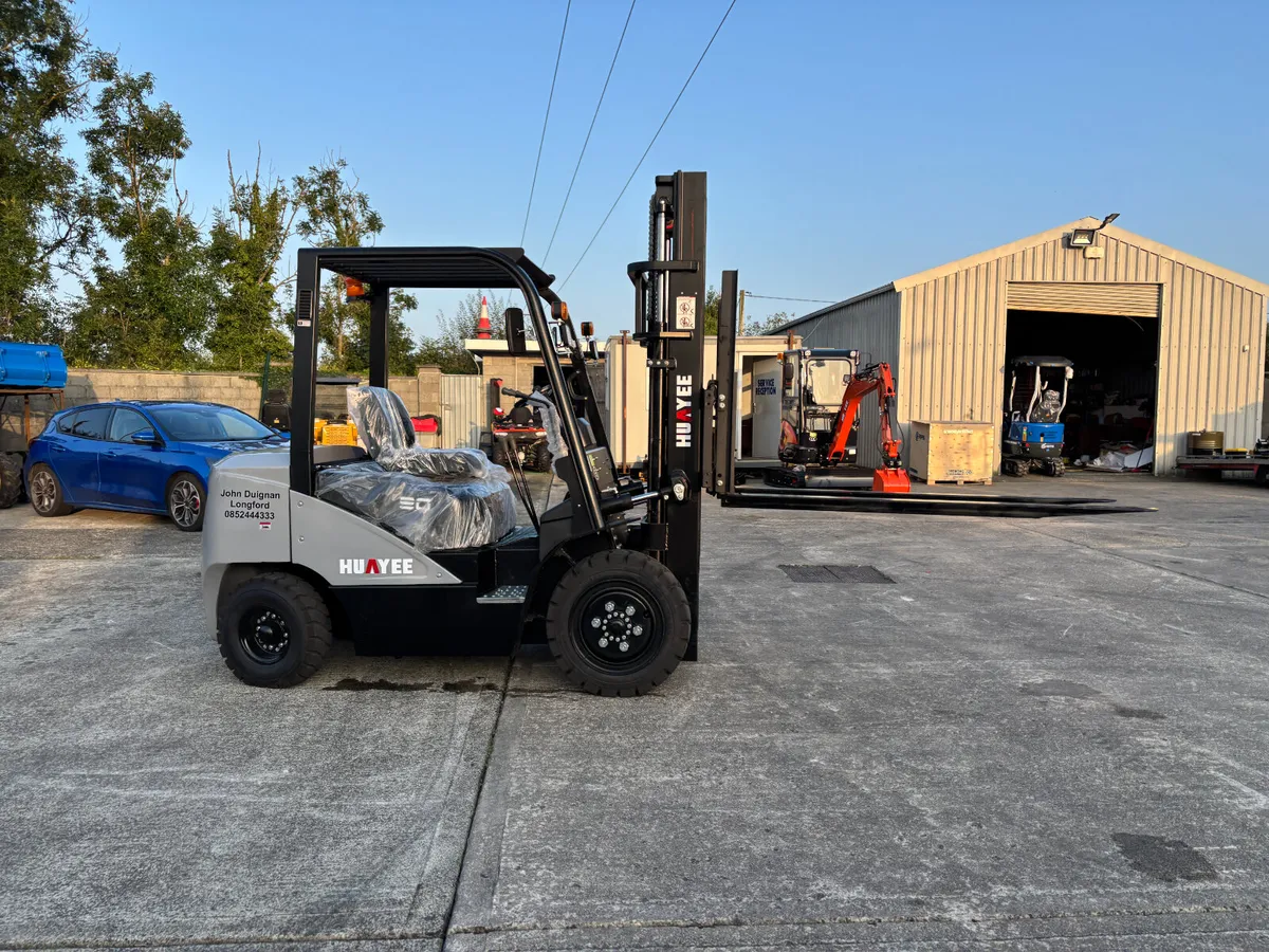 New Huayee HYP30 3 Ton Diesel 3 stage lift - Image 3