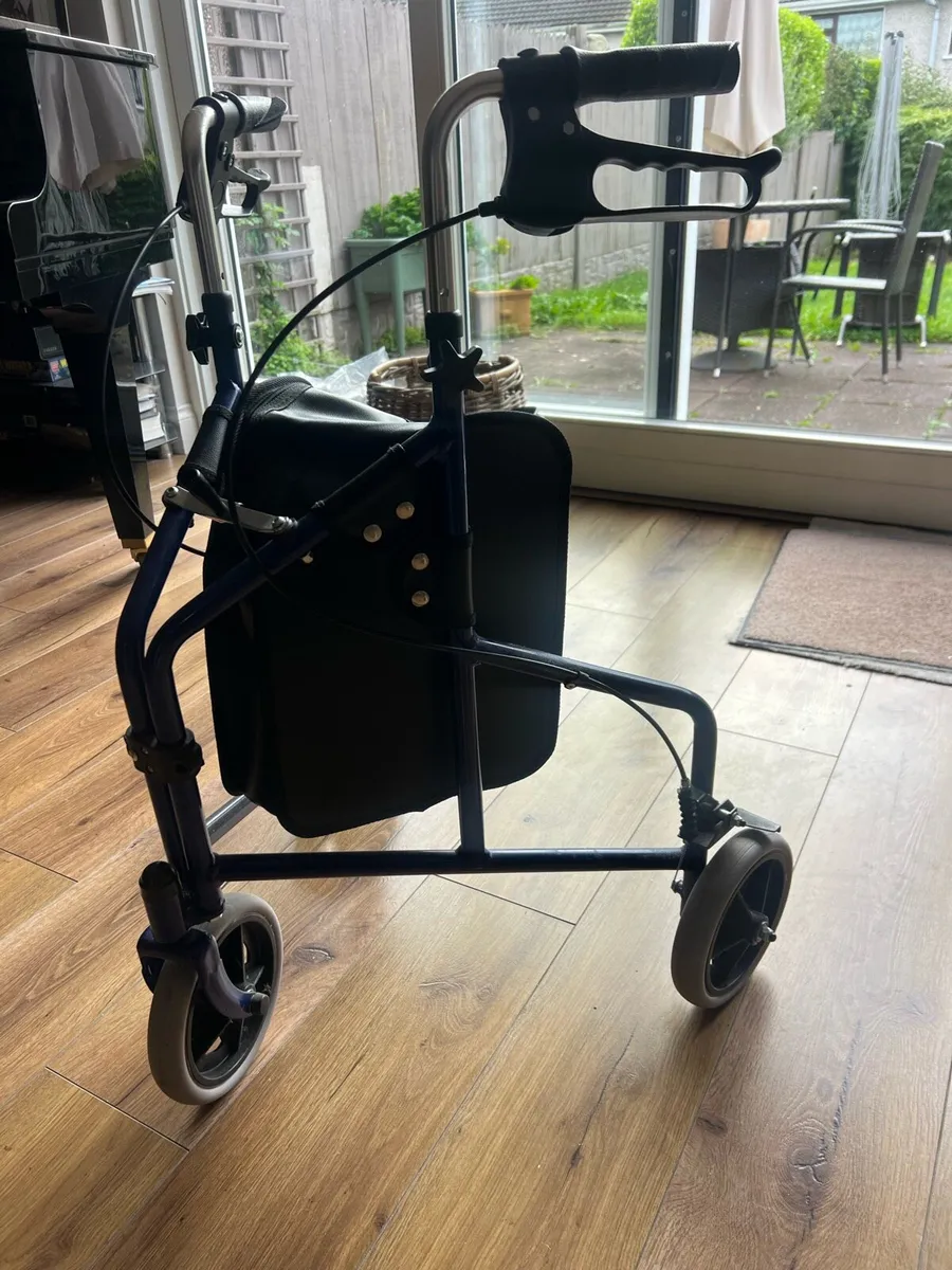 Three wheel rollator - Image 1