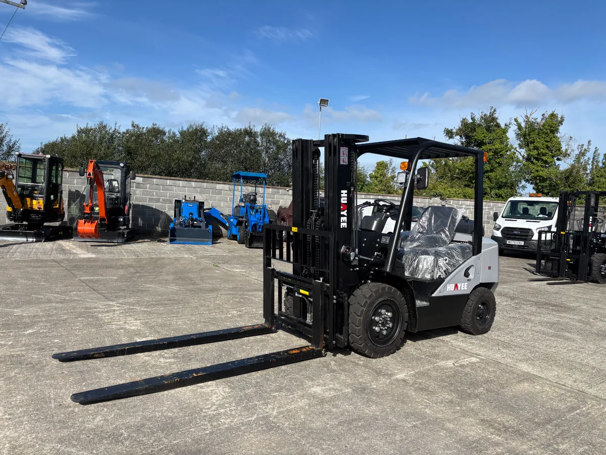 New Huayee HYP30 3 Ton Diesel 3 stage lift - Image 1