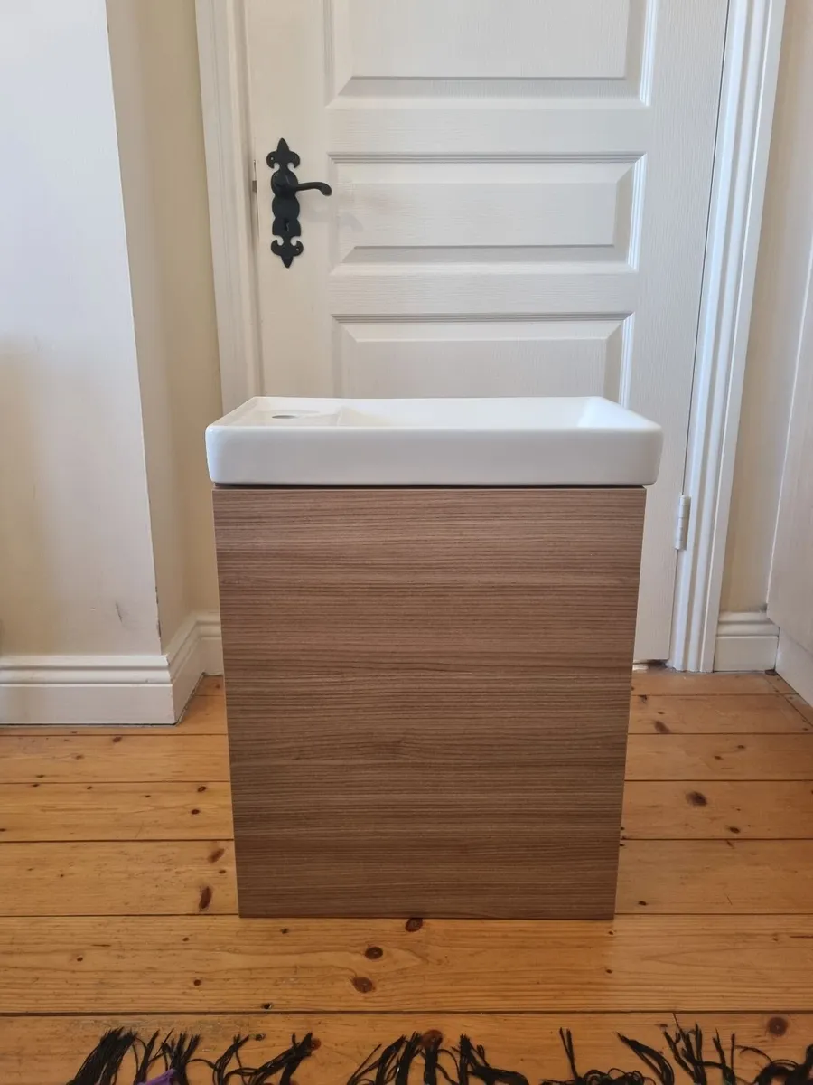 Wall hung bathroom unit with mirror and LED light - Image 3