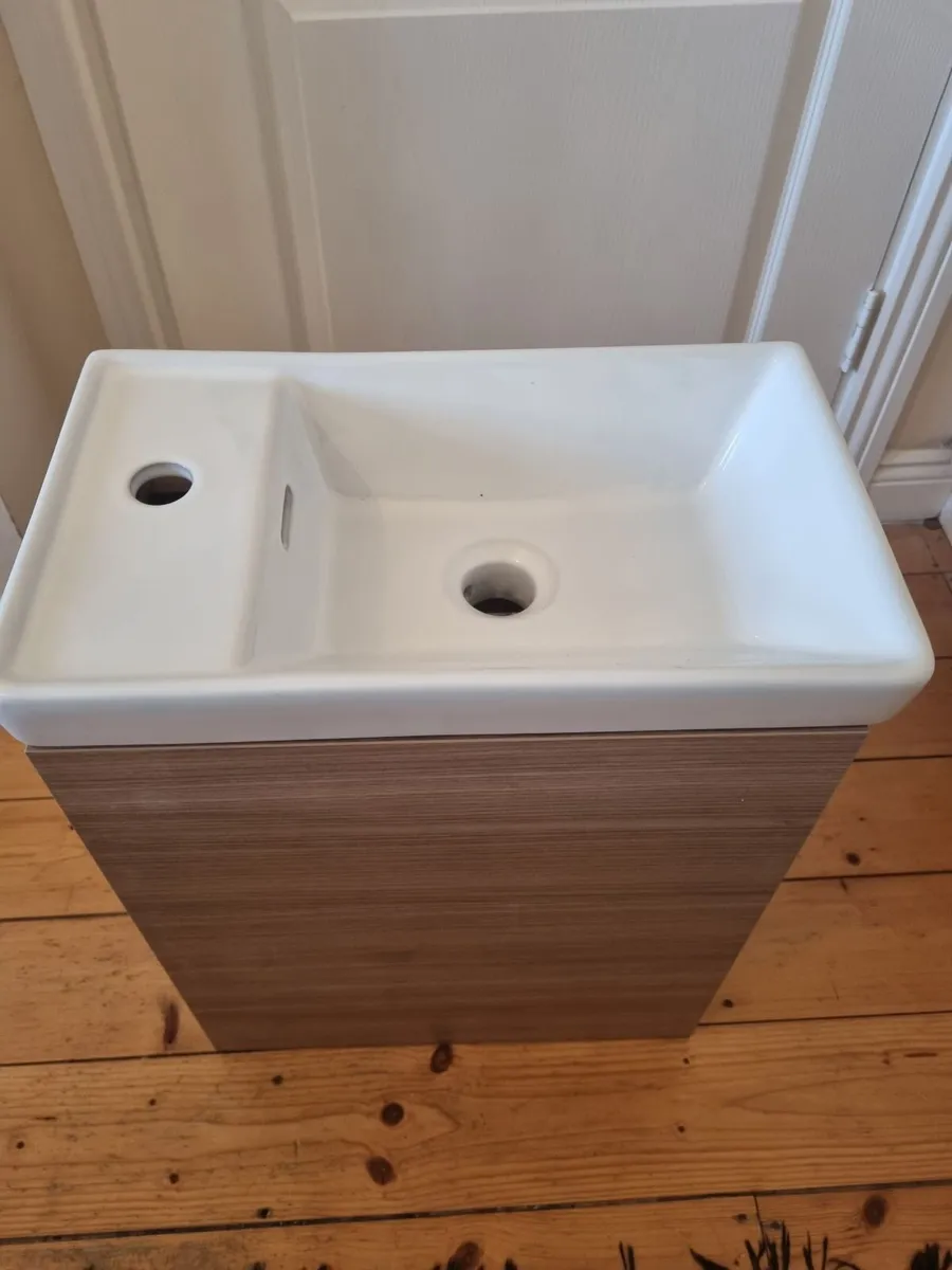 Wall hung bathroom unit with mirror and LED light - Image 4