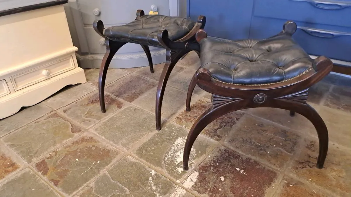 Pair vintage regency style button leather stools - Image 3