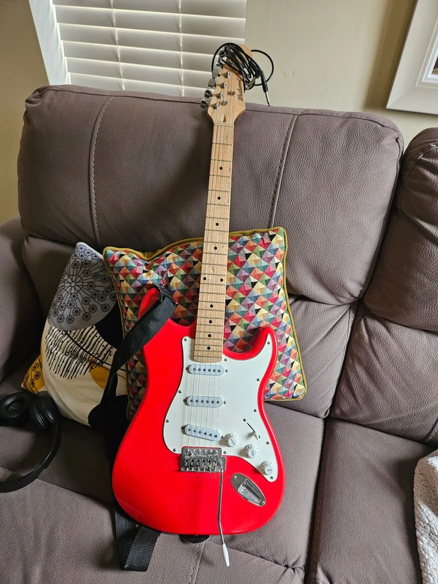 Guitar and amp - Image 1