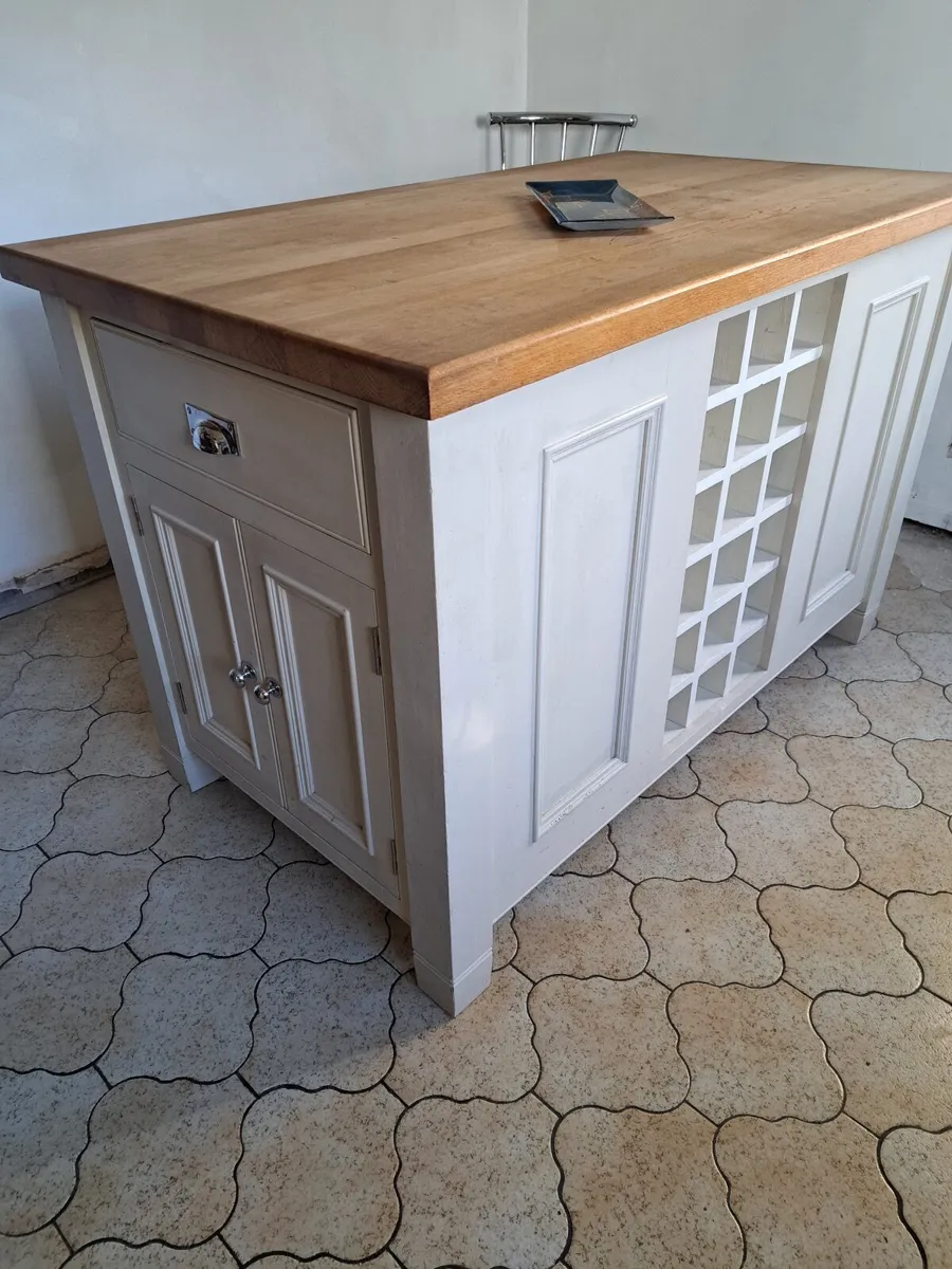 Kitchen island - Image 1