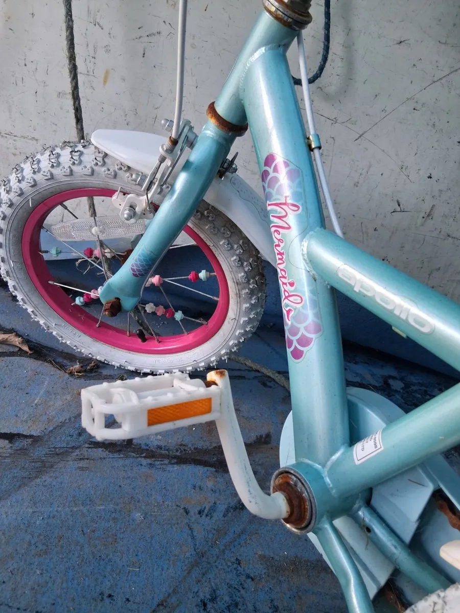 Girls Apollo Mermaid bike with stabilisers. - Image 2