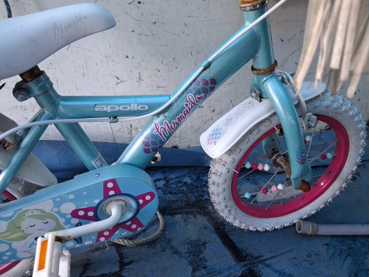 Girls Apollo Mermaid bike with stabilisers. - Image 3