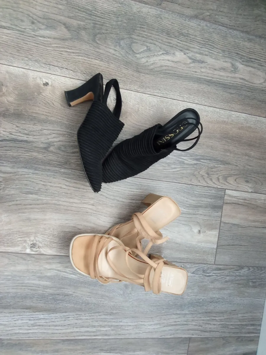 (Free) Women's Sandals x 2. - Image 1