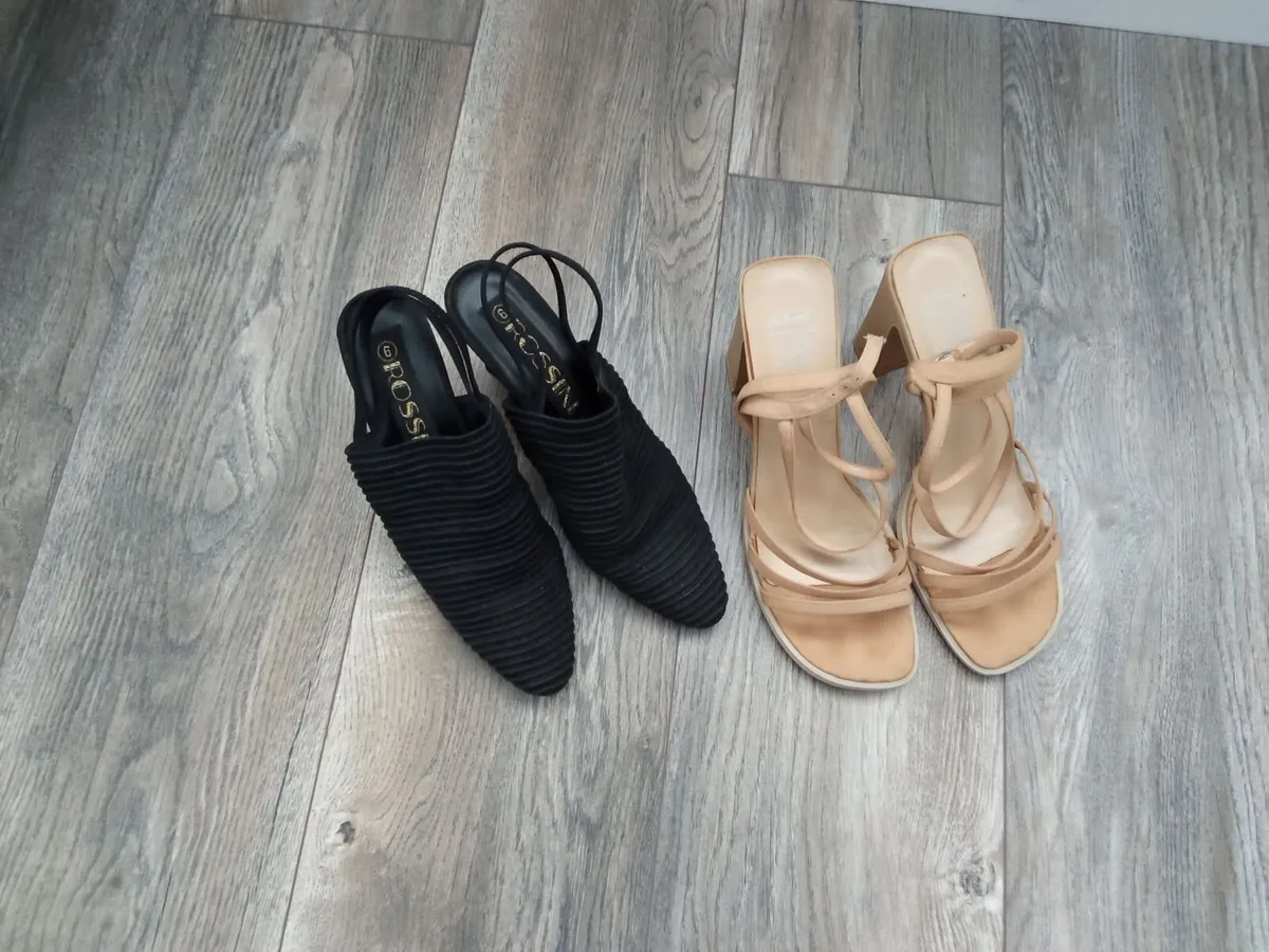 (Free) Women's Sandals x 2. - Image 2