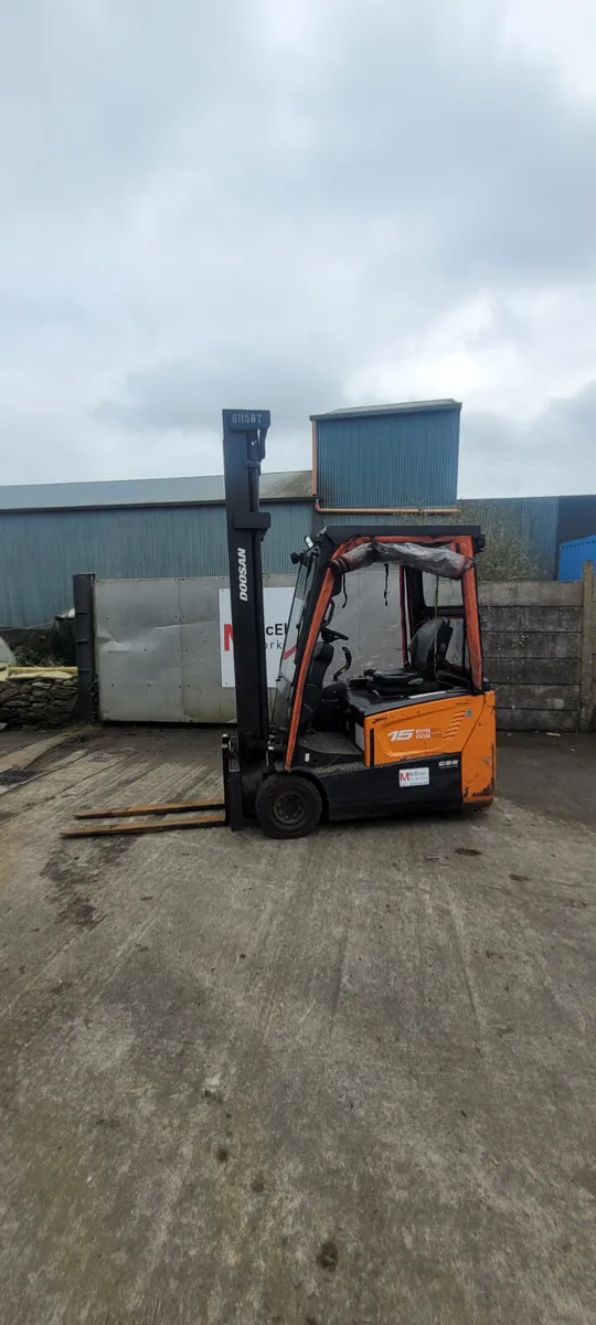 Electric1.5 ton Doosan 3 wheeler forklift - Image 2