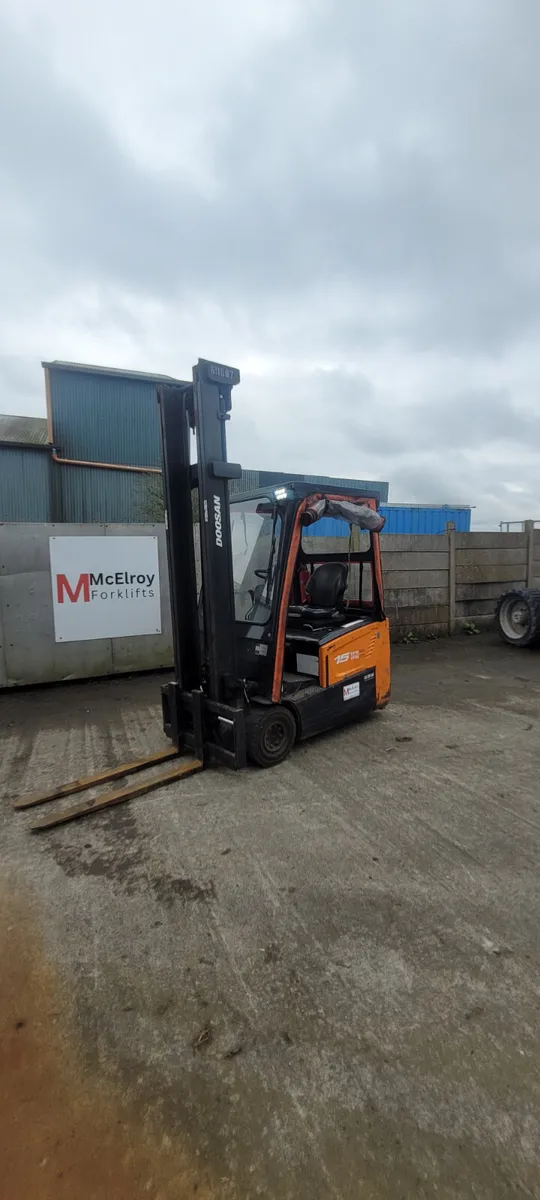 Electric1.5 ton Doosan 3 wheeler forklift - Image 1