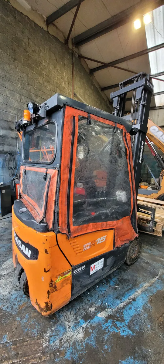 Electric1.5 ton Doosan 3 wheeler forklift - Image 3
