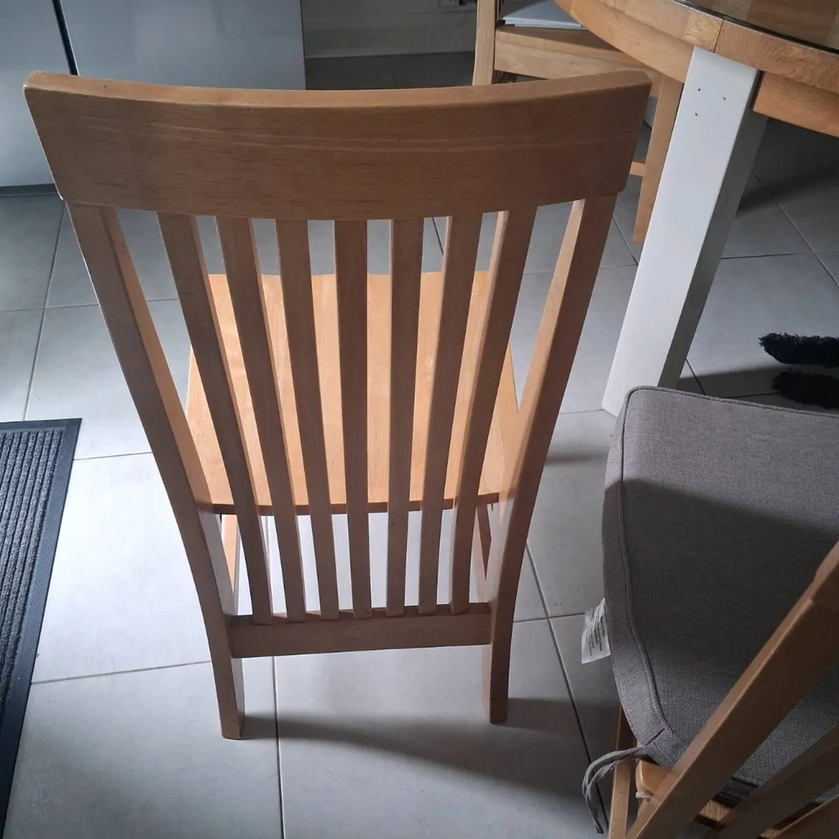 Table and chairs .and glass top. - Image 1