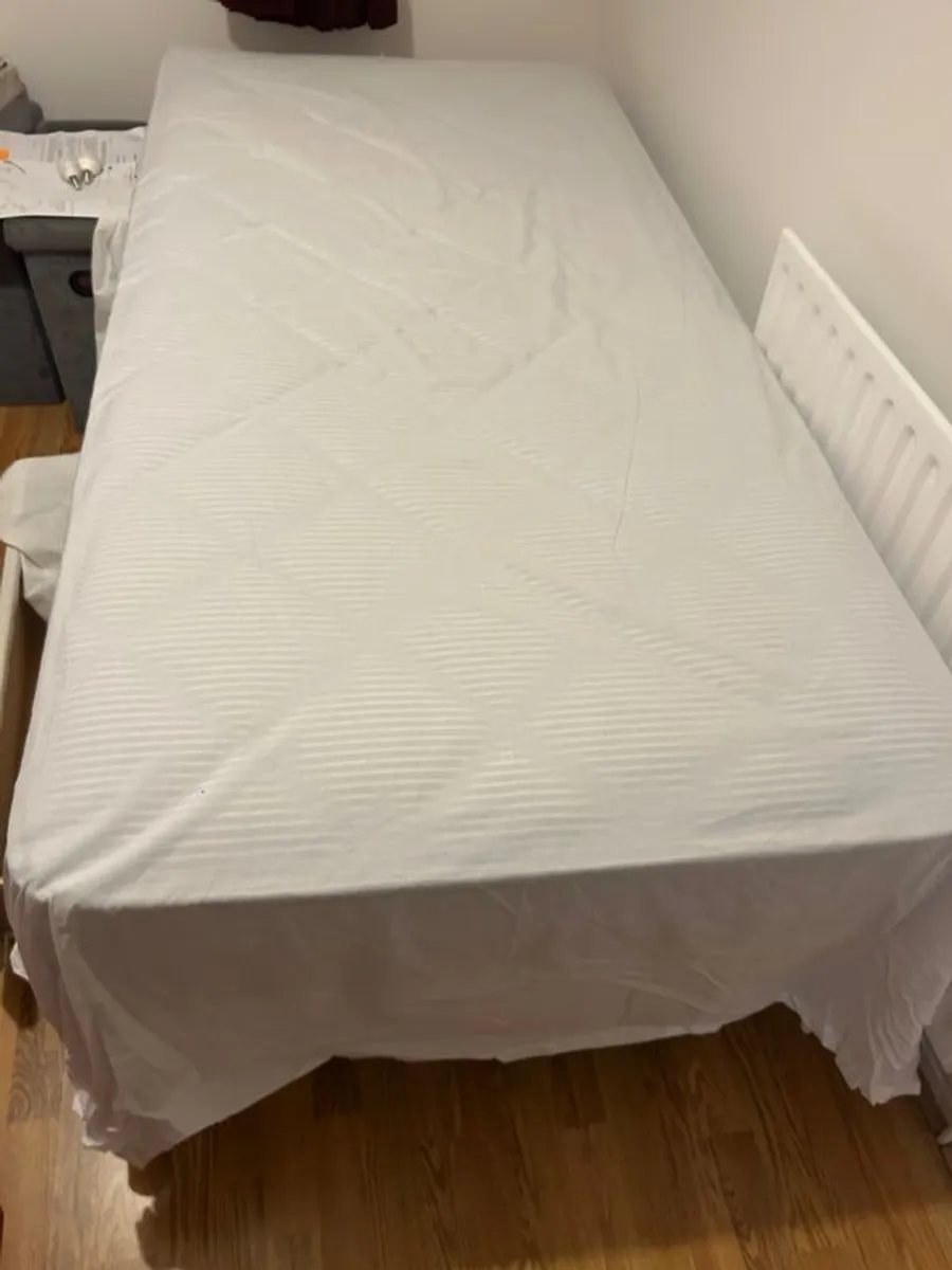 Single bed - Image 1