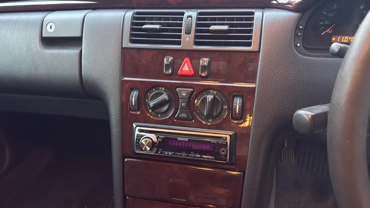 Mercedes E230 - Image 2