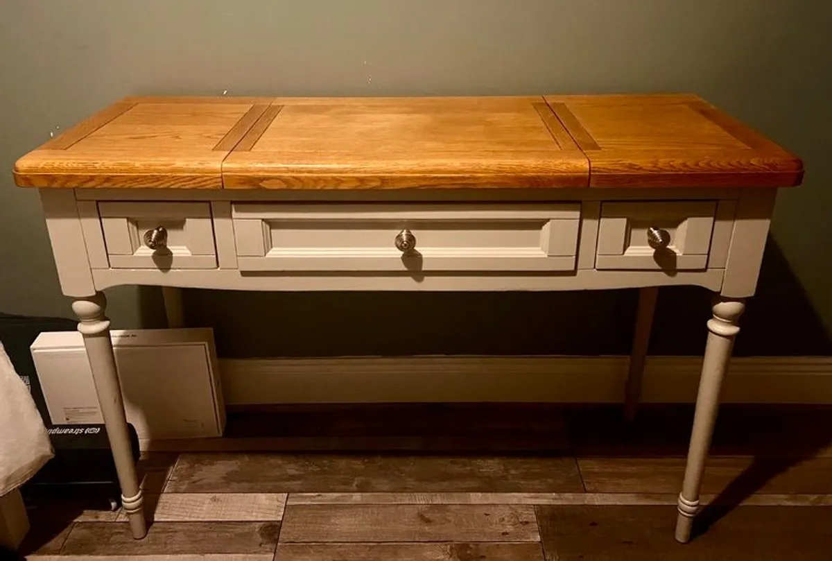 Dressing table with flip-top mirror - Image 1