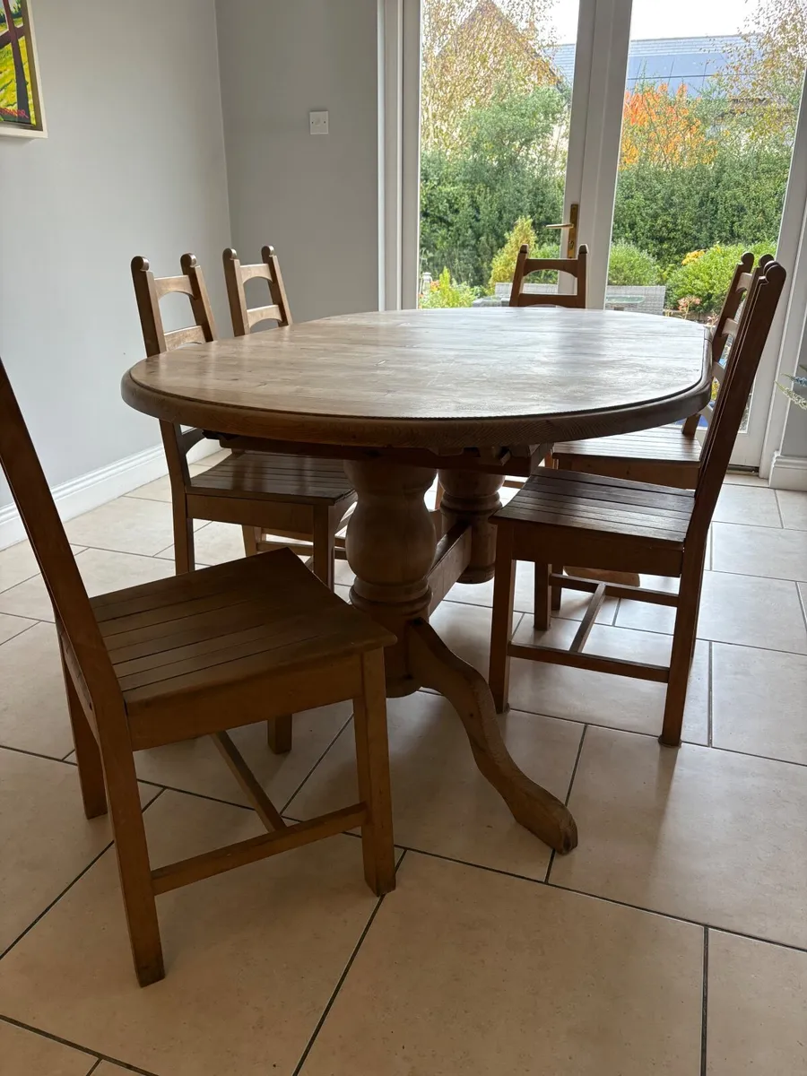 Table and chairs - Image 1