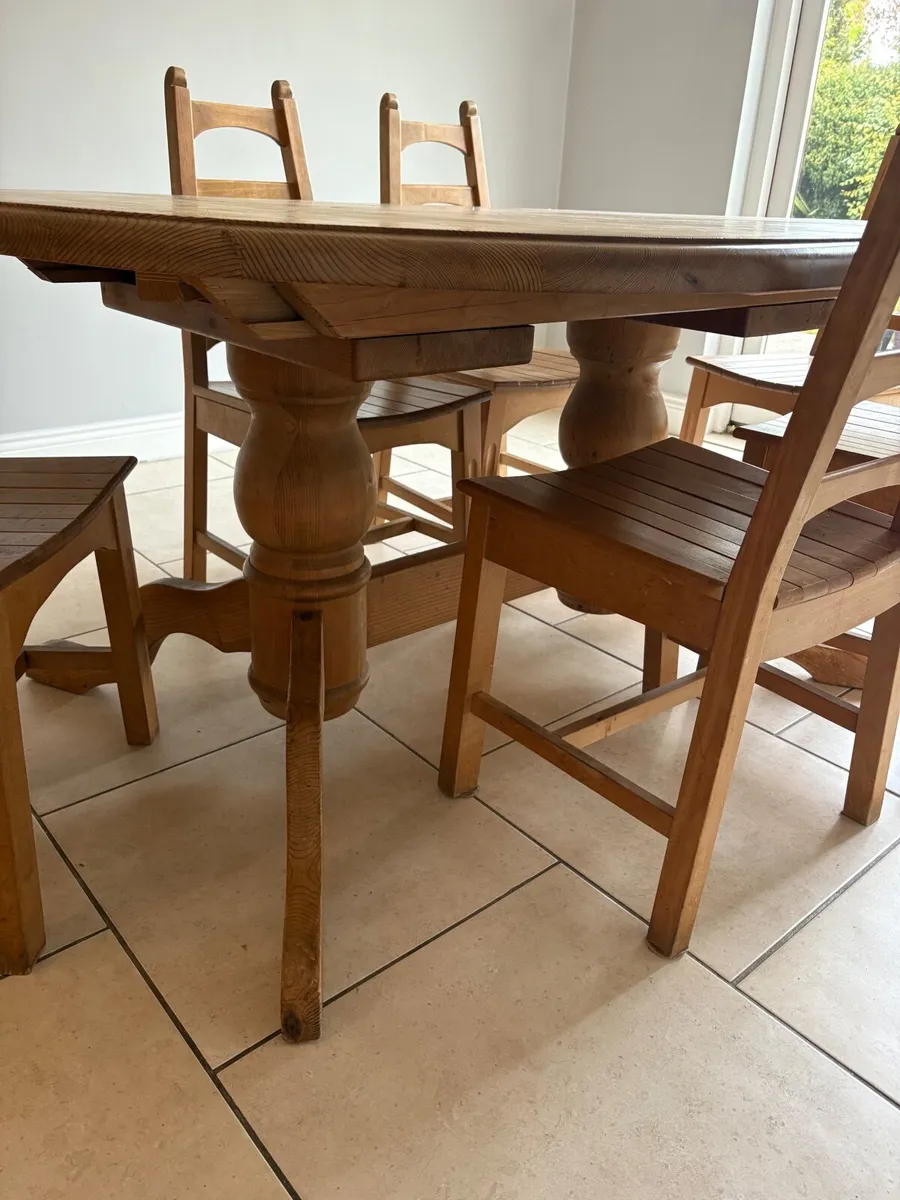 Table and chairs - Image 2