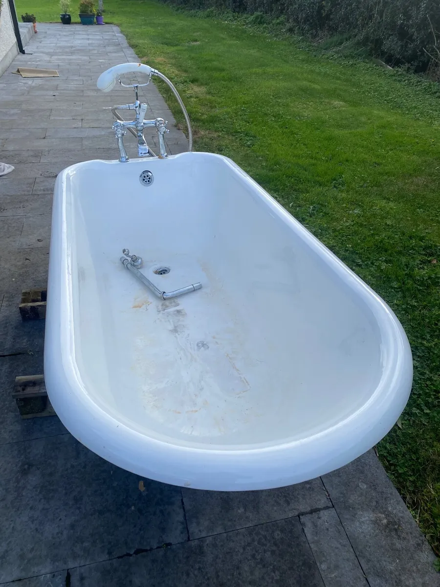 Cast iron bath - Image 1