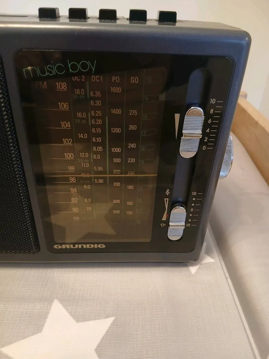 Vintage Grundig Music Boy 160 Multi-Band Radio - Image 2