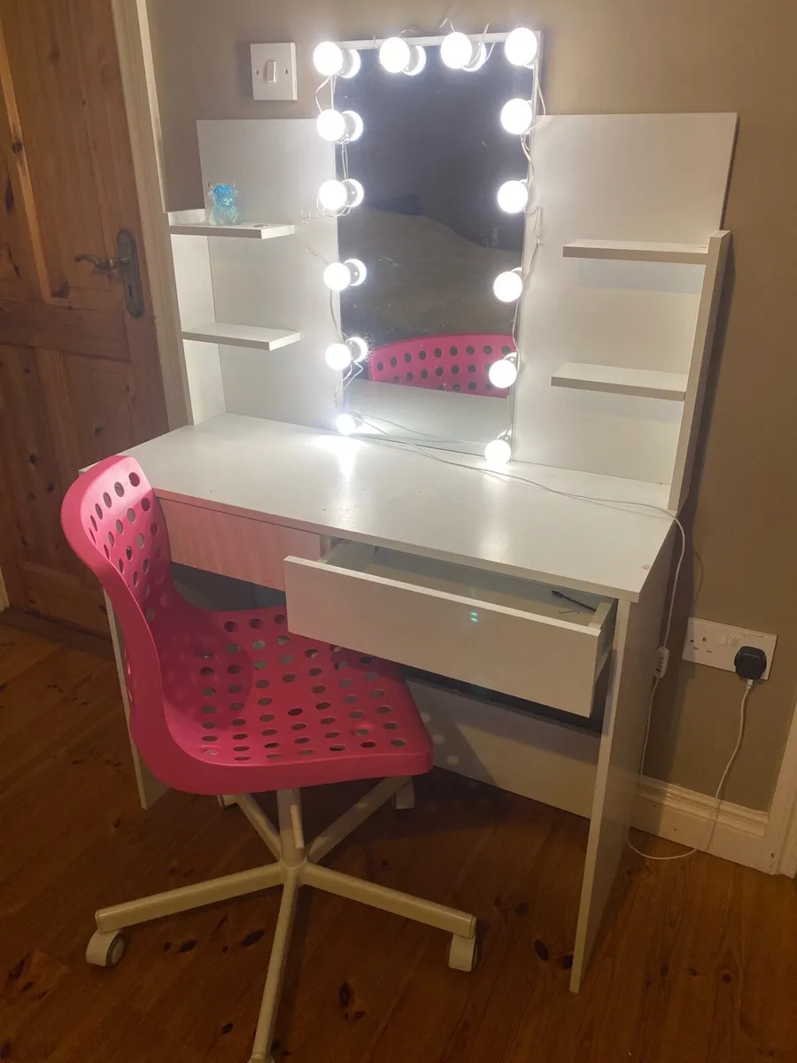 Vanity desk mirror and chair