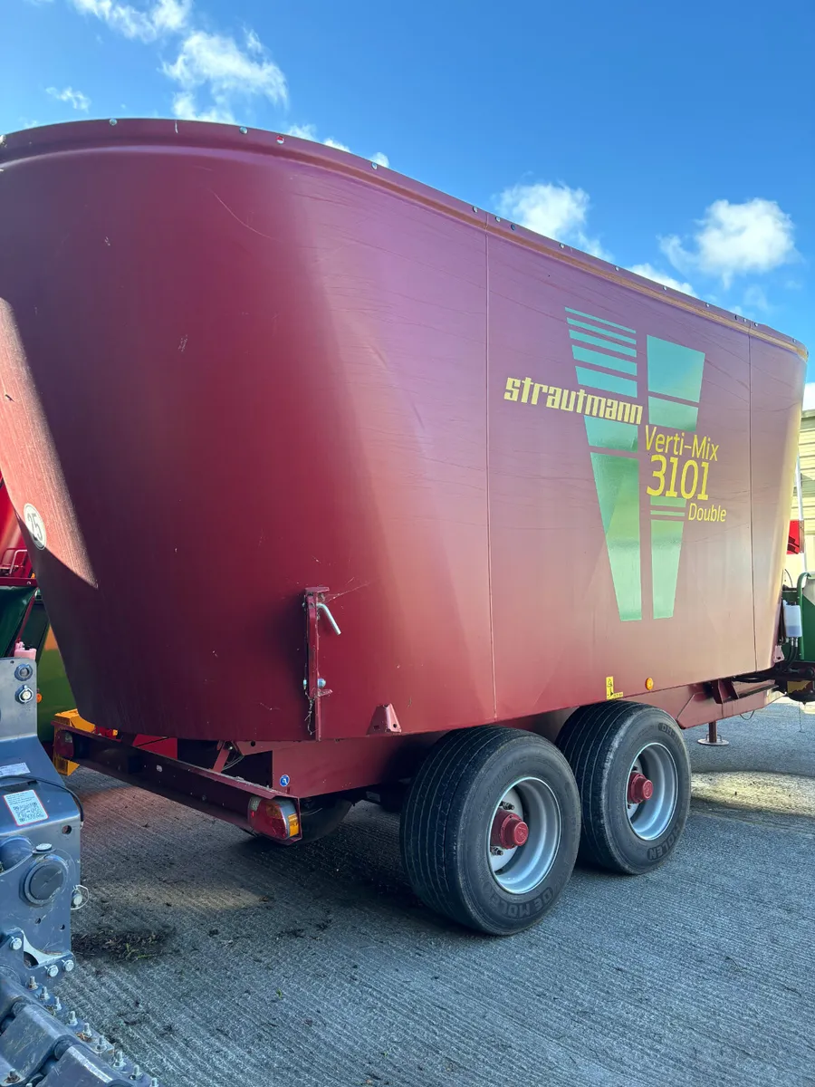 DEMO Strautmann VertiMix Double 3101 Tub Feeder - Image 3
